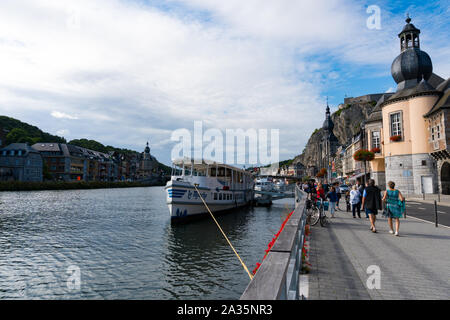 Dinant, Namur/Belgien - 11. August 2019: horizontale Ansicht von Touristen genießen Sie einen abendlichen Spaziergang an der Maas in der historischen Altstadt von Dinan Stockfoto