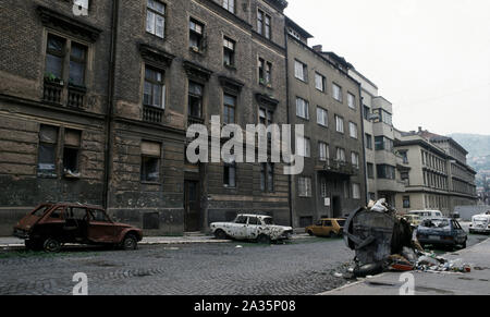 5. Juni 1993 während der Belagerung von Sarajevo: Die Ansicht Süden entlang Kralja Tvrtka Straße, am westlichen Rand der Innenstadt, in Richtung der Belagerten bosnischen Serben, kaum 300 Meter entfernt. Stockfoto