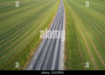 Luftaufnahme der Weg in die ländliche Umgebung. Stockfoto