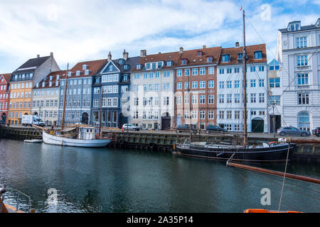 Kopenhagen, Dänemark - Mai 04, 2019: Bunte Fassaden und Restaurants in Nyhavn Embankment und alten Schiffen entlang der Nyhavn Kanal in Kopenhagen, Dänemark. Stockfoto