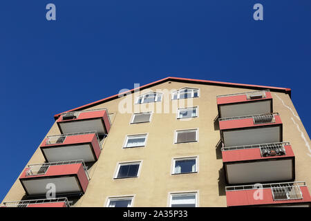 Low Angle View eines mehrstöckigen Wohnhaus mit Wohnungen. Stockfoto