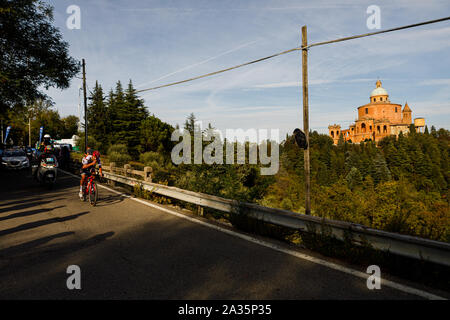 Bologna, Italien. 5. Okt, 2019. Ein Teilnehmer auf die 103. Auflage des Giro Dell'Emilia road Radrennen verläuft vor der Basilika von San Luca in Bologna, Italien. Credit: Massimiliano Donati/Alamy leben Nachrichten Stockfoto