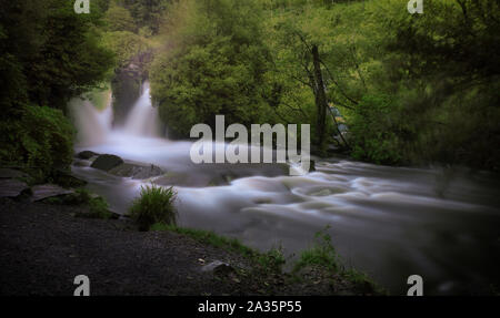 Geschwollene Wasserfall bei Penllergare Tal Wald Stockfoto