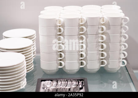 Steingut Tassen für Tee und Kaffee, für Gäste, die in einem Cafe vorbereitet Stockfoto