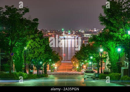 Hachiman-zaka Hang leuchtet in der Nacht. Eine schräge Street berühmt in Film und Werbung. Beliebte Sehenswürdigkeit in der Stadt Hakodate, Hokkaido, Jap Stockfoto