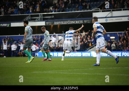 London, Großbritannien. 05 Okt, 2019. Jordan Hugill von Queens Park Rangers (9) feiert nach 4. Ziel seiner Mannschaft, die während der efl Skybet Meisterschaft übereinstimmen, Queens Park Rangers v Blackburn Rovers am Kiyan Prinz Stiftung Stadium, Loftus Road in London am Samstag, den 5. Oktober 2019. Dieses Bild dürfen nur für redaktionelle Zwecke verwendet werden. Nur die redaktionelle Nutzung, eine Lizenz für die gewerbliche Nutzung erforderlich. Keine Verwendung in Wetten, Spiele oder einer einzelnen Verein/Liga/player Publikationen. pic von Tom Smeeth/Andrew Orchard sport Fotografie/Alamy Live news Credit: Andrew Orchard sport Fotografie/Alamy leben Nachrichten Stockfoto