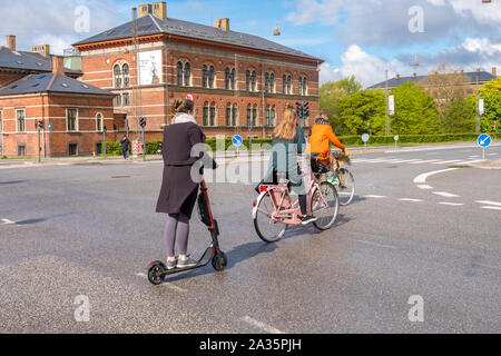 Kopenhagen, Dänemark - 04 Mai, 2019: Junge Frauen reiten auf Fahrräder Altstadt in Kopenhagen, Dänemark. Stockfoto