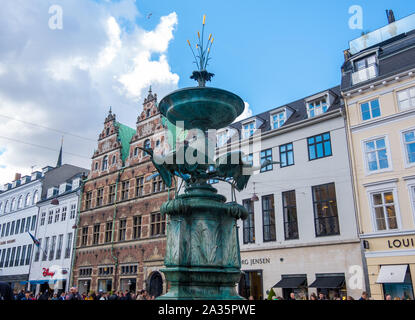 Kopenhagen, Dänemark - Mai 04, 2019: Amagertorv Square. Stork Brunnen und auf dem Hintergrund Mathias Hansen in der berühmten Fußgängerzone Stroget Stockfoto