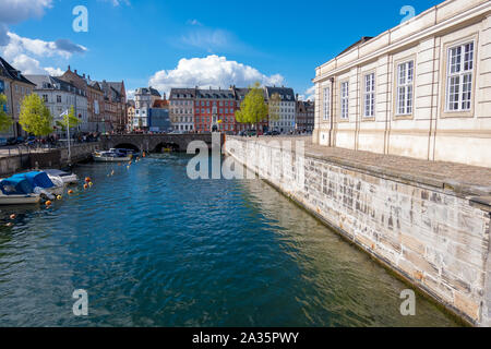 Kopenhagen, Dänemark - Mai 04, 2019: Blick auf den Kanal mit Booten und der alten Brücke im historischen Stadtzentrum von Kopenhagen, Dänemark Stockfoto