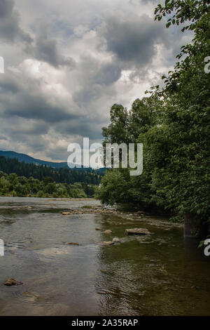 Schöne Sicht auf die Berge. Sommer Landschaft bei bewölktem Himmel. Ukraine Karpaten Stockfoto