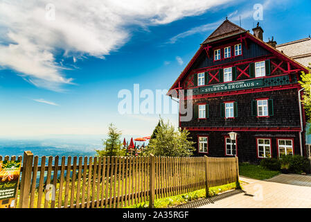 Berg Schoeckl, Steiermark, Österreich Almhütte und Restaurant namens stubenberghaus auf dem Gipfel des Berges schockl in der Nähe von Graz im Sommer Stockfoto