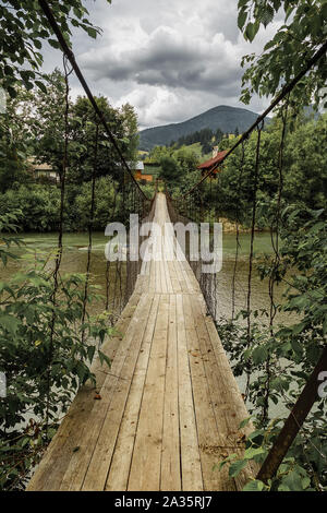 Alte Hängebrücke über einen Berg River. Ukraine Karpaten Stockfoto
