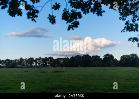 Interessante Wolkenformationen in den Himmel, während das Blau des Himmels ist noch sichtbar Stockfoto