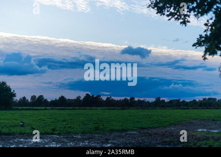 Bedrohlichen wolkenformationen am Himmel ab dem kommenden Sturm, während das Blau des Himmels noch sichtbar ist Stockfoto