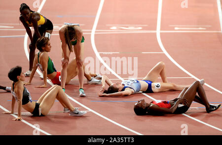Athleten auf der Spur nach dem Wettbewerb in 1500 Meter der Frauen während der letzten Tag neun der IAAF Weltmeisterschaften am Khalifa International Stadium, Doha, Katar. Stockfoto