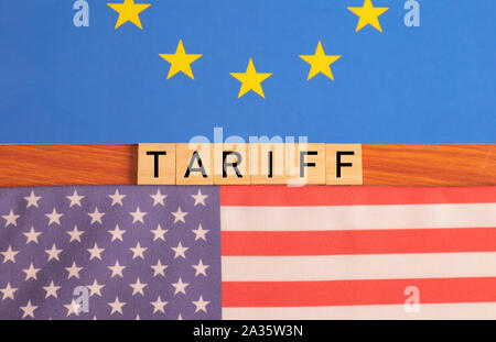 Konzept der bilateralen Beziehungen und die Vereinigten Staaten von Amerika oder USA Tarif auf der EU oder der Europäischen Union zeigt mit Fahnen Stockfoto