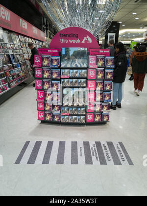 5. Oktober 2019. Die re-release der Beatles album Abbey Road auf der 50-jährigen sah es zur Nummer eins gehen, die Spitze der britischen Charts. Hier eine Vielzahl Special Editions einschließlich Schallplatten und CD's können in Birmingham HMV Store gesehen werden. Es gibt sogar einen zebrastreifen auf dem Boden! Das Album hat jetzt einen Rekord - die Lücke von 49 Jahren und 252 Tagen seit der ersten Chart-Topping laufen Anfang 1970 endete die längste Lücke vor der Rückkehr in die Nummer eins. Abbey Road ist das elfte Album der Beatles, am 26. September 1969 von Apple Records. Stockfoto