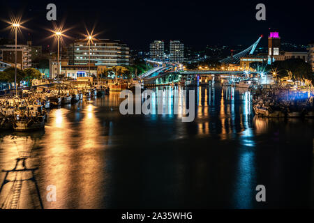 Port-Kanal von Pescara gesehen in der Nacht vom Ponte del Mare Stockfoto