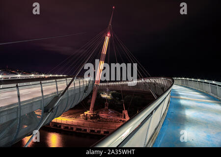 "Ponte del Mare", Schrägseilbrücke Fußgänger- und Zyklus in der Stadt Pescara entfernt Stockfoto