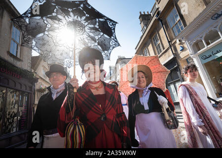 Badewanne, Somerset, UK. 14. September 2019. Mehrere hundert Jane Austen fans gekleidet im Zeitraum Kleidung nehmen Teil an der Grand Regency kostümierten Promenade c Stockfoto