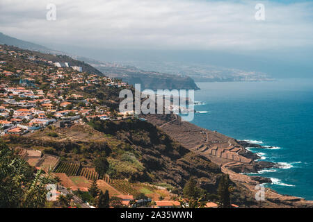 Küste von Teneriffa, Luftbild an der Küste, Dörfer und das Meer Stockfoto