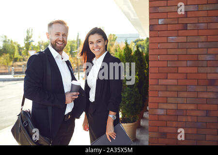 Unternehmer und Business Frau, lächelnd im Freien. Stockfoto