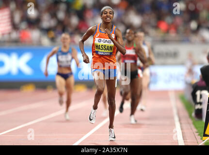 Die Niederlande Sifan Hassan über die Ziellinie fährt während der 1500 Final m Frauen während der Tag neun der IAAF Weltmeisterschaften am Khalifa International Stadium, Doha, Katar. Stockfoto