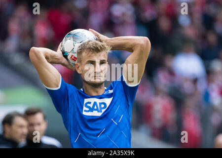 München, Deutschland. 05 Okt, 2019. Fussball: Bundesliga, FC Bayern München - 1899 Hoffenheim, 7. Spieltag in der Allianz Arena. Stefan Posch von Hoffenheim wirft den Ball in. Credit: Matthias Balk/dpa - WICHTIGER HINWEIS: In Übereinstimmung mit den Anforderungen der DFL Deutsche Fußball Liga oder der DFB Deutscher Fußball-Bund ist es untersagt, zu verwenden oder verwendet Fotos im Stadion und/oder das Spiel in Form von Bildern und/oder Videos - wie Foto Sequenzen getroffen haben./dpa/Alamy leben Nachrichten Stockfoto