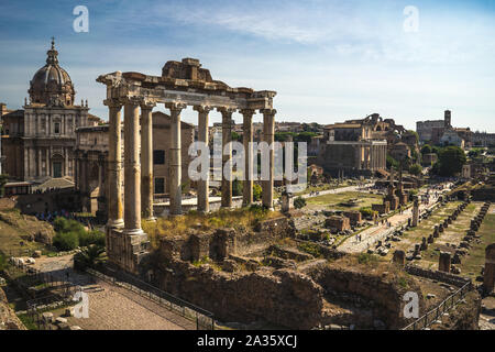 Schöne Sicht auf das Forum Romanum von der Via Monte Tarpeo in Rom, Italien. Malerischer Blick auf das Forum Romanum in Rom. Stockfoto