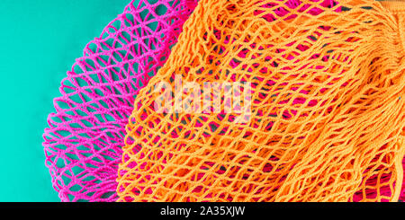 Null Abfall Konzept. Farbe Gitter Einkaufstaschen auf Grün. Flach Stockfoto