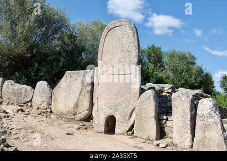 Riesen' Grab von Coddu Vecchiu, Sardinien, Italien. Nuraghe La Prisgiona. Stockfoto