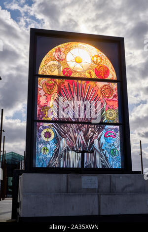 Thronspiele Tribute Fleckglasfenster entwickeln von der Stadt Belfast mit Sonne durch kommen. Verfügt über den Iron Throne Stockfoto