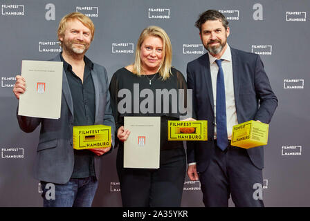 Hamburg, Deutschland. 05 Okt, 2019. Die Gewinner Michael Henrichs (L-R), Verena Gräfe-Höft und Ingmar Trost des Hamburger Herstellers Auszeichnungen auf dem roten Teppich am Ende von Filmfest Hamburg. Quelle: Georg Wendt/dpa/Alamy leben Nachrichten Stockfoto