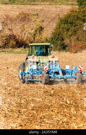 Traktor auf dem Feld. Anbau zum Lösen der Erde. Traktor pflegt. Herbst arbeiten an landwirtschaftlichen farmin in der Tschechischen Republik - Europa. Stockfoto