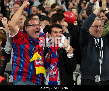 London, Großbritannien. 05 Okt, 2019. Crystal Palace Fans nach der Premier League Match zwischen West Ham United und Crystal Palace bei den Olympischen Park, London, England am 5. Oktober 2019. Foto von Andrew Aleksiejczuk/PRiME Media Bilder. Credit: PRiME Media Images/Alamy leben Nachrichten Stockfoto