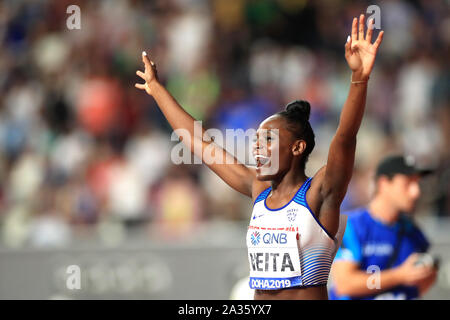 Großbritanniens Daryll Neita (links) feiern Silber gewinnen in der 4 x 100 Meter Frauen während der Letzten Tag neun der IAAF Weltmeisterschaften am Khalifa International Stadium, Doha, Katar. Stockfoto