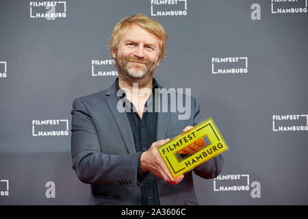 Hamburg, Deutschland. 05 Okt, 2019. Sieger Michael Henrichs (Sterben Gesellschaft DGS) der Hamburger Hersteller Award" des europäischen Films Koproduktion" steht auf dem roten Teppich am Ende von Filmfest Hamburg. Quelle: Georg Wendt/dpa/Alamy leben Nachrichten Stockfoto