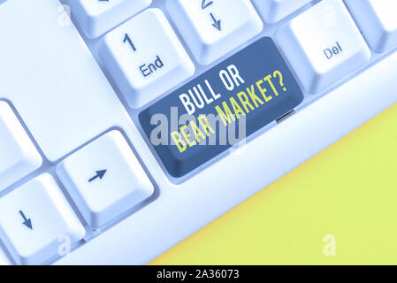 Konzeptionelle Hand schreiben, Stier oder Bär Markt Frage. Konzept Sinn fragen jemanden über seine Methode weiß PC-Tastatur mit Hinweis pa Stockfoto