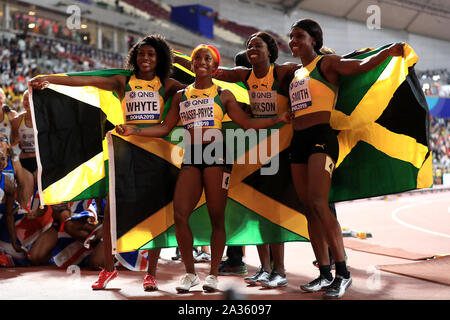 Jamaikas Natalliah Whyte, shelly-ann Fraser-Pryce, Shericka Jackson und Jonielle Smith feiern das Gold in der 4 x 100 Meter von Relais Männer Finale bei den Khalifa International Stadium, Doha, Qatar bei Tag neun der IAAF World Championships. Stockfoto