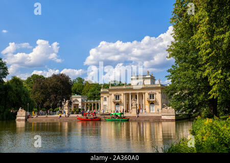 Warschau, Polen - 9. August 2019: Palast auf der Insel und See in Royal Lazienki Park, neoklassischen Stil Wahrzeichen der Stadt Stockfoto