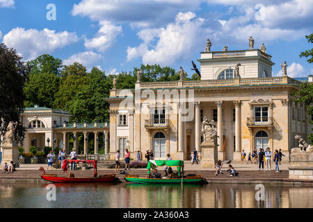 Warschau, Polen - August 9, 2019: Sightseeing im Palace auf der Insel in Royal Lazienki Park, neoklassischen Stil Wahrzeichen der Stadt Stockfoto