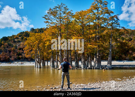 Mann mit einem Rucksack am Ufer des Herbst See Stockfoto