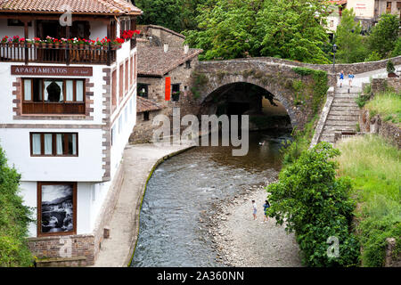 Mittelalterliche Brücke in das kleine Dorf von San Sebastián, in Kantabrien, Spanien Stockfoto