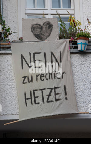 Berlin, Deutschland. 05 Okt, 2019. Das Plakat hängt an einem Haus nicht weit von Rigaer Straße. Zahlreiche Menschen protestierten gegen die Veranstaltung der rechten Gruppe Pegida aus München. Credit: Paul Zinken/dpa/Alamy leben Nachrichten Stockfoto
