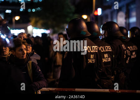 Berlin, Deutschland. 05 Okt, 2019. Polizisten Gesicht Demonstranten nicht weit von Rigaer Straße gegen eine Veranstaltung der rechtsextremen Vereinigung Pegida aus München protestieren. Credit: Paul Zinken/dpa/Alamy leben Nachrichten Stockfoto