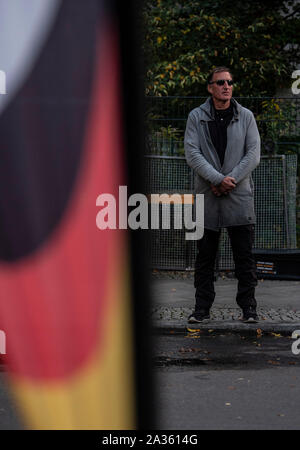 Berlin, Deutschland. 05 Okt, 2019. Pegida München Chef Heinz Meyer steht in der Nähe von dauerkunde Straße bei einer Veranstaltung der rechtspopulistischen Vereinigung Pegida aus München. Meyer's ein überführter Rechten 'Zorn." Quelle: Paul Zinken/dpa/Alamy leben Nachrichten Stockfoto