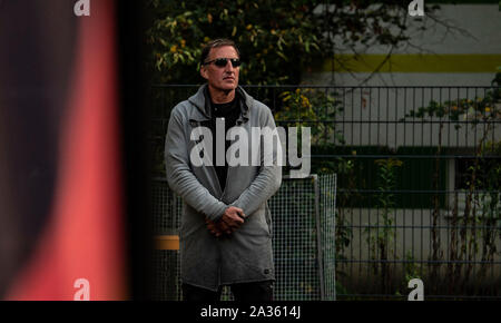 Berlin, Deutschland. 05 Okt, 2019. Pegida München Chef Heinz Meyer steht in der Nähe von dauerkunde Straße bei einer Veranstaltung der rechtspopulistischen Vereinigung Pegida aus München. Meyer's ein überführter Rechten 'menace." Quelle: Paul Zinken/dpa/Alamy leben Nachrichten Stockfoto