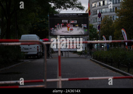 Berlin, Deutschland. 05 Okt, 2019. Ein Plakat der rechten Gruppe Pegida aus München können hinter Barrieren nicht weit von dauerkunde Straße gesehen werden. Credit: Paul Zinken/dpa/Alamy leben Nachrichten Stockfoto