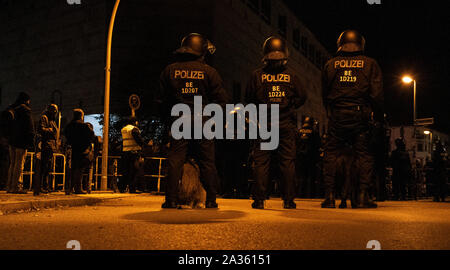 Berlin, Deutschland. 05 Okt, 2019. Polizisten mit Hunden Gesicht Demonstranten nicht weit von Rigaer Straße gegen eine Veranstaltung der rechtsextremen Vereinigung Pegida aus München protestieren. Credit: Paul Zinken/dpa/Alamy leben Nachrichten Stockfoto