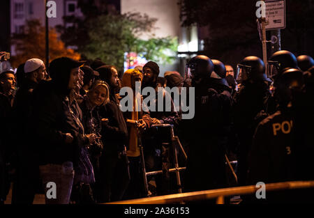 Berlin, Deutschland. 05 Okt, 2019. Polizisten Gesicht Demonstranten nicht weit von Rigaer Straße gegen eine Veranstaltung der rechtsextremen Vereinigung Pegida aus München protestieren. Credit: Paul Zinken/dpa/Alamy leben Nachrichten Stockfoto